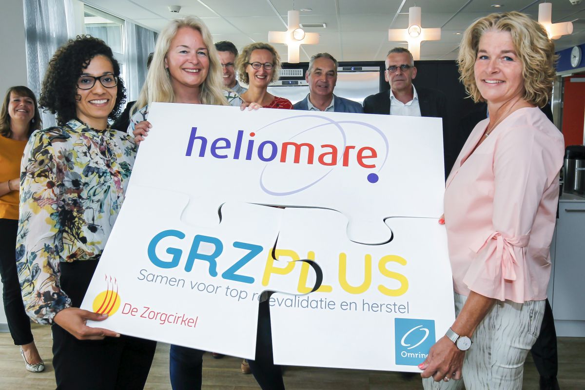 Revalidatieartsen Jessica Sleeswijk (De Zorgcirkel en GRZPLUS), Willemijn Faber (Heliomare) en Corinne Eckes (Omring en GRZPLUS) na de officiële ondertekening. 