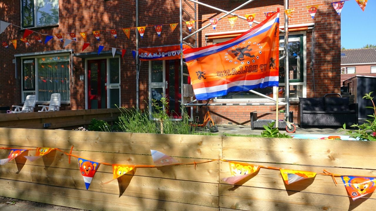 Schoolstraat Opperdoes omgetoverd tot Oranjebolwerk