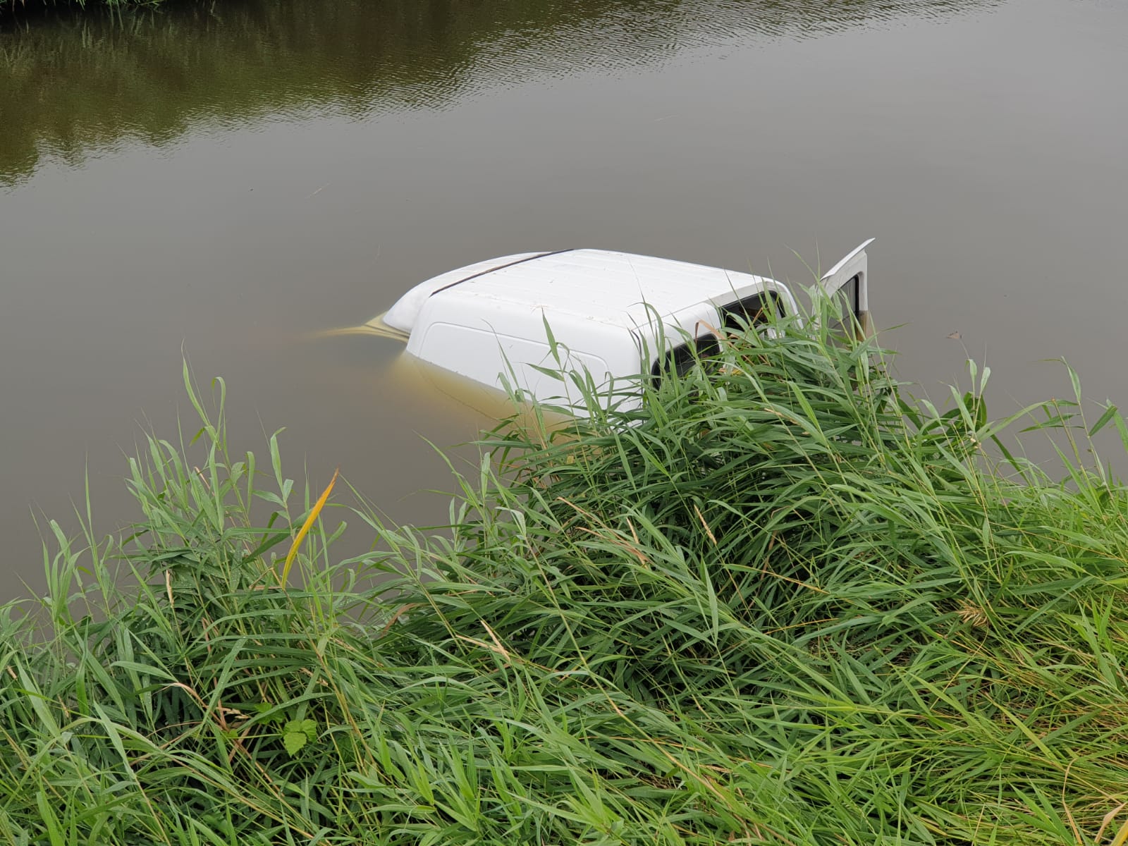 Bestelbusje raakt ter water in Twisk: Twee personen naar ziekenhuis