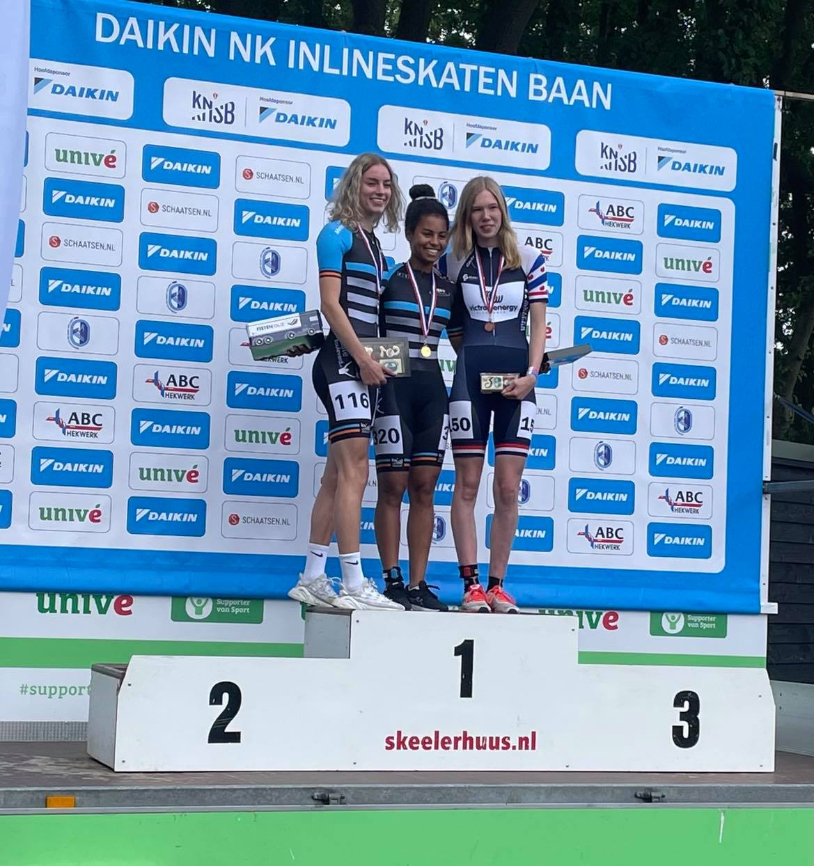 Iris Tiben houdt zich staande tussen het senioren geweld en pakt de ...